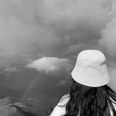 头像黑白女背影伤感 高清好看的忧伤美女图片黑白背影头像_女生头像