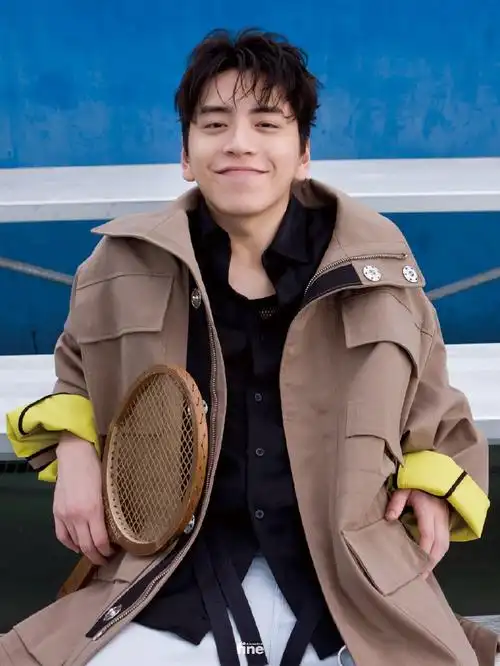 组图:王大陆运动风大片帅气十足 五官精致笑容明朗尽显少年感