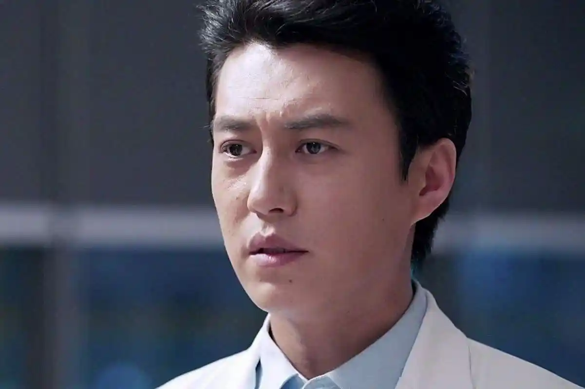 五位男演员扮演医生,《外科风云》靳东仅排第二,第一帅气难挡