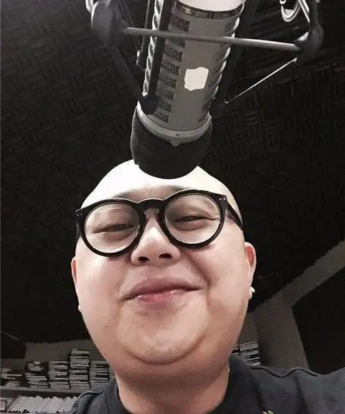 tvb最肥搞笑男星 ,光头又咸湿,曾喝醉狂咀梁烈唯!