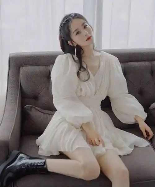 原创赵丽颖身穿泡泡袖白纱裙出席活动搭配波浪编发和小皮靴又仙又酷