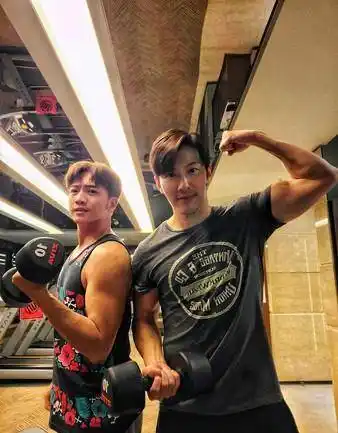 黄少祺勤于运动健身,养成结实肌肉.