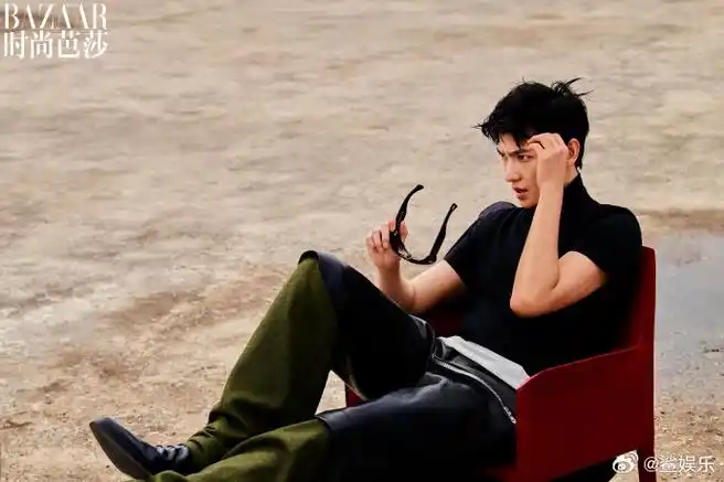 杨洋真空黑风衣##杨洋侧目眼神杀