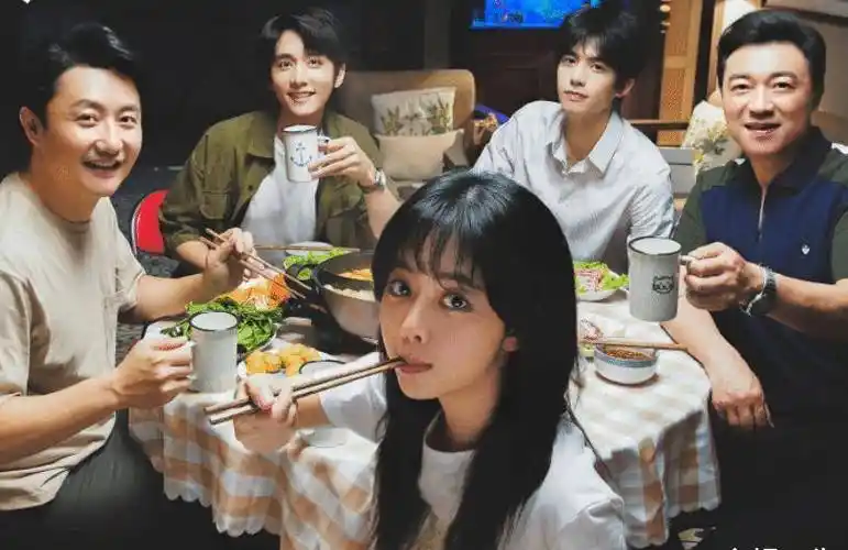 讲述的也是一个超级暖心的爱情故事了,女主谭松韵搭档宋威龙和张新成