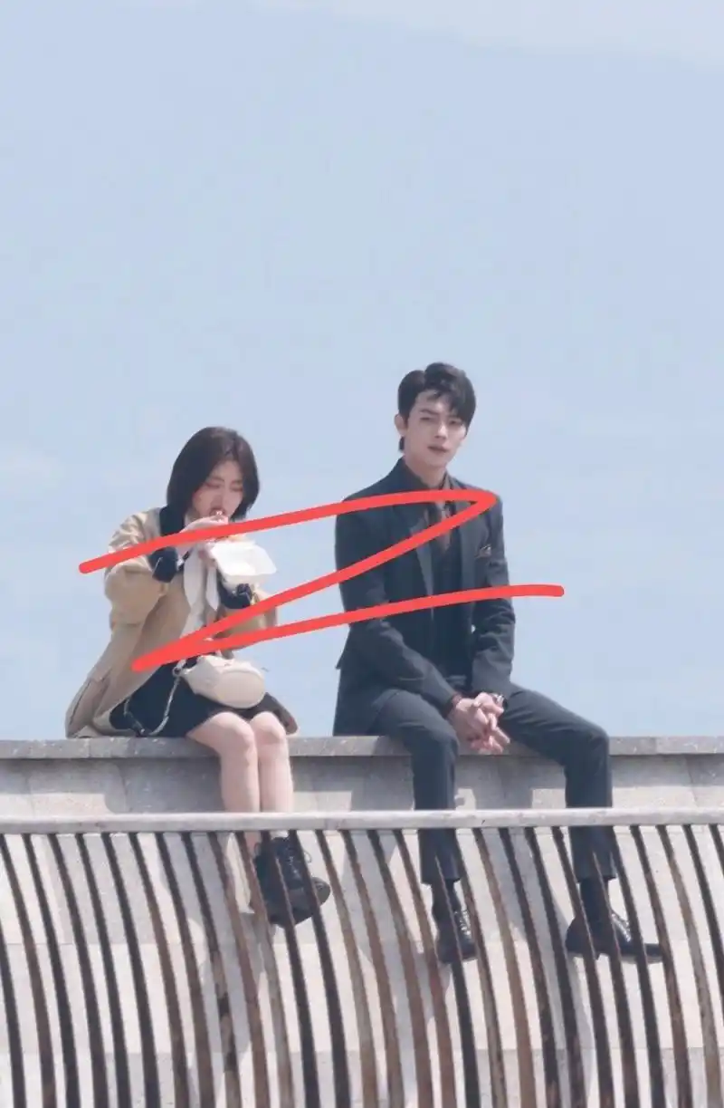 谭松韵 许凯《你比星光美丽》屋顶吃东西还有拥抱路透,身高差瞩目.