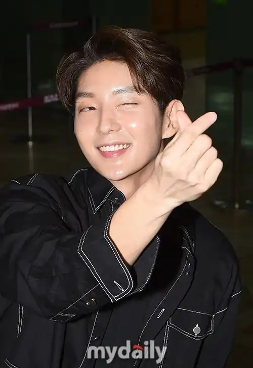 组图李准基现身机场飞往日本面带笑容热情比心逗粉丝