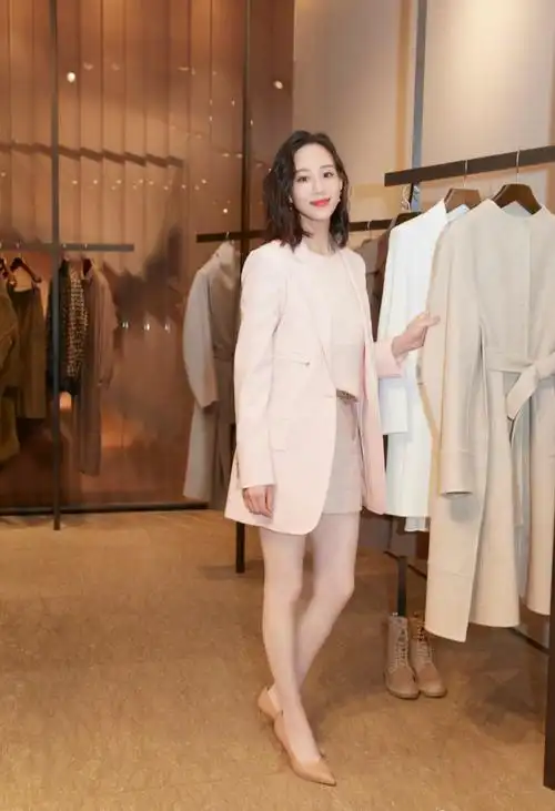 同色系单品搭配张钧甯选择的裸色高跟鞋完美融合到了整体穿搭中,杏