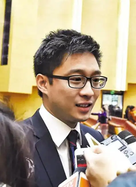 曝霍启山与何超欣联姻,两人年龄相差16岁