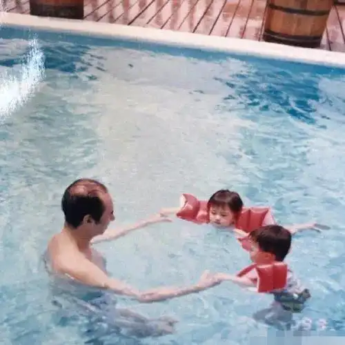 何超莲童年照长相一般,皮肤黝黑嘴角还有痣,长大18变貌美如花