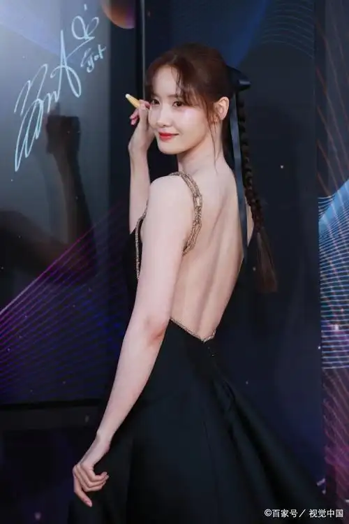 今年的颁奖礼吸引了全球粉丝的目光,因为韩国女演员林允儿以一套惊艳