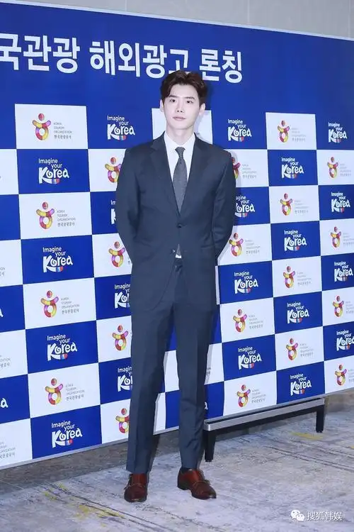 当天,李钟硕白色衬衫搭配黑色西装,简单帅气的装扮亮相照片墙,简短的