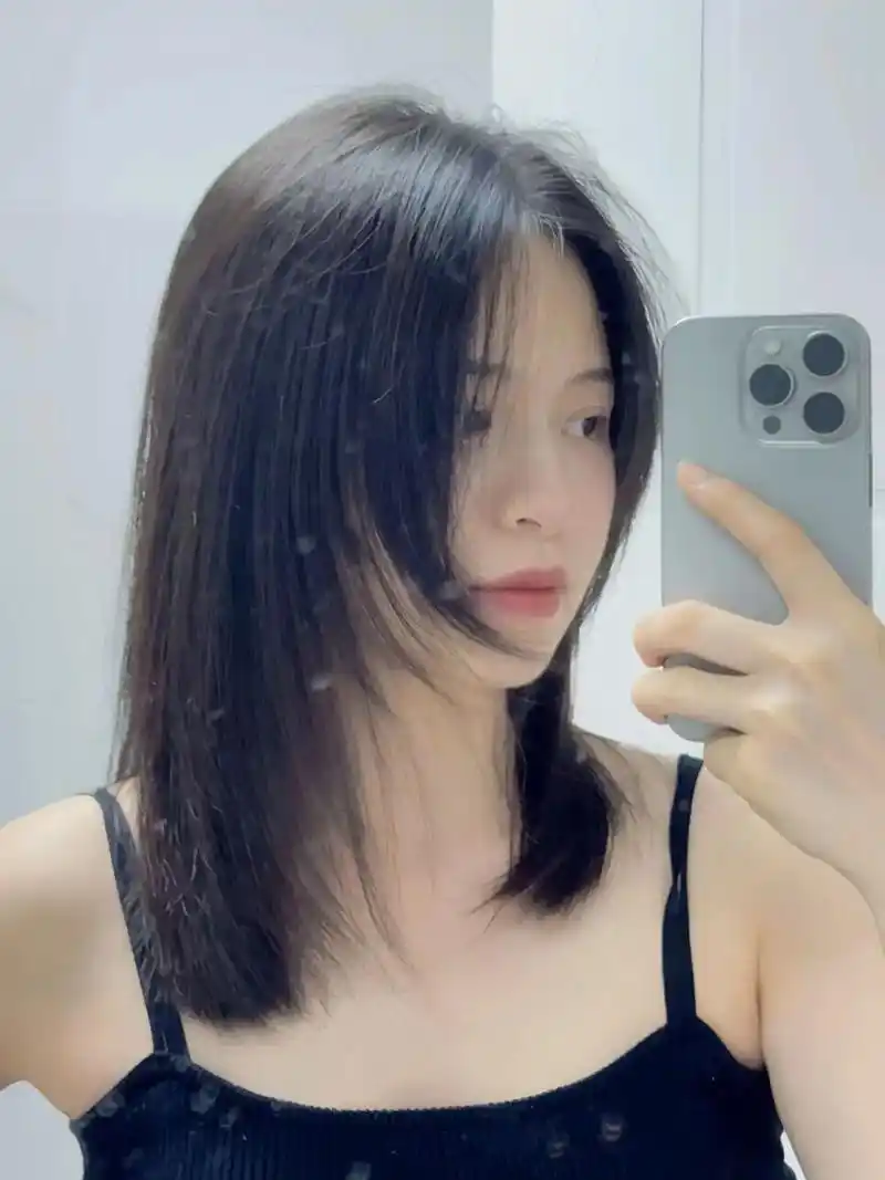 适合所有脸型女生齐肩层次锁骨短发 黑茶色