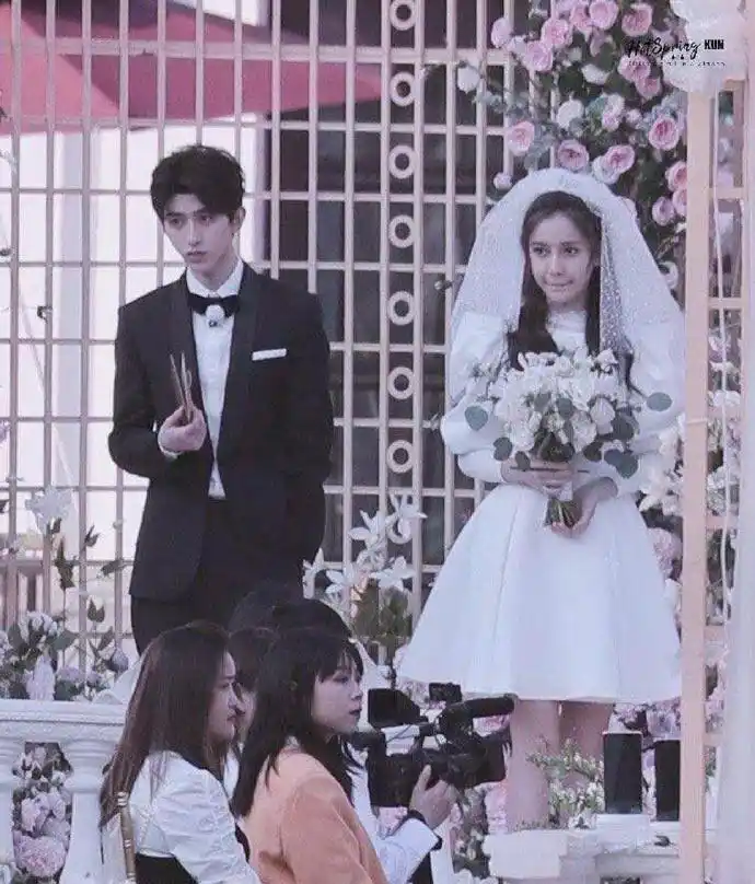 原创奔跑吧首期婚礼主题关晓彤穿婚纱造型曝光不怕鹿晗吃醋