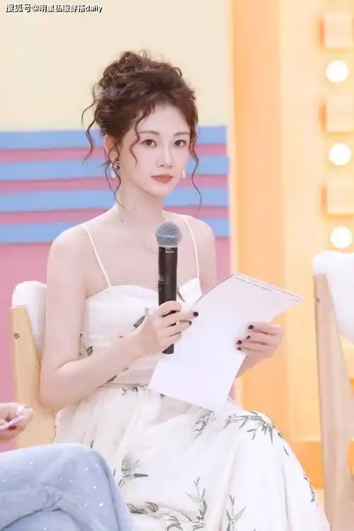 郑凯老婆苗苗淡妆气质大方不媚俗,吊带抹胸裙搭珍珠耳环项链,皮肤白嫩