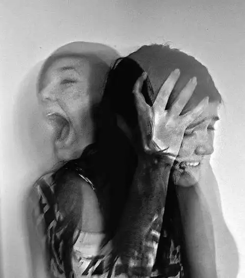 用头撞墙崩溃大哭,是表演型人格还是表演?