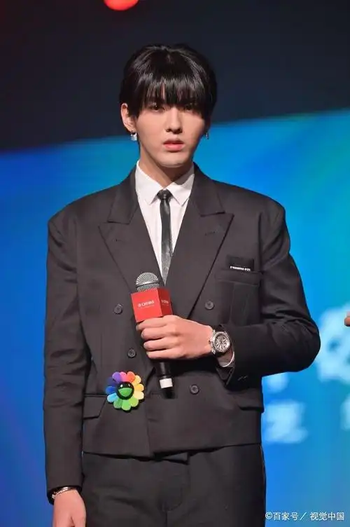 吴亦凡尝试校草新发型,"锅盖头"将成为时尚?网友直呼:打扰了