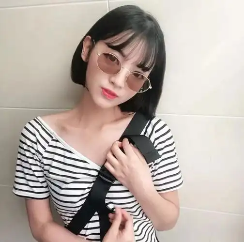 戴眼镜女生的短发