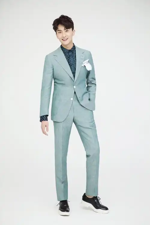 "鲜肉戏骨"牛骏峰被狗狗扑倒强吻 网友:羡慕那只狗