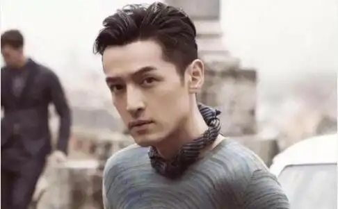 胡歌易烊千玺相遇(当37岁胡歌遇上18岁易烊千玺——这满屏的大佬气势