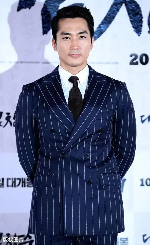 宋承宪现身发布会感觉时间倒流了越来越年轻