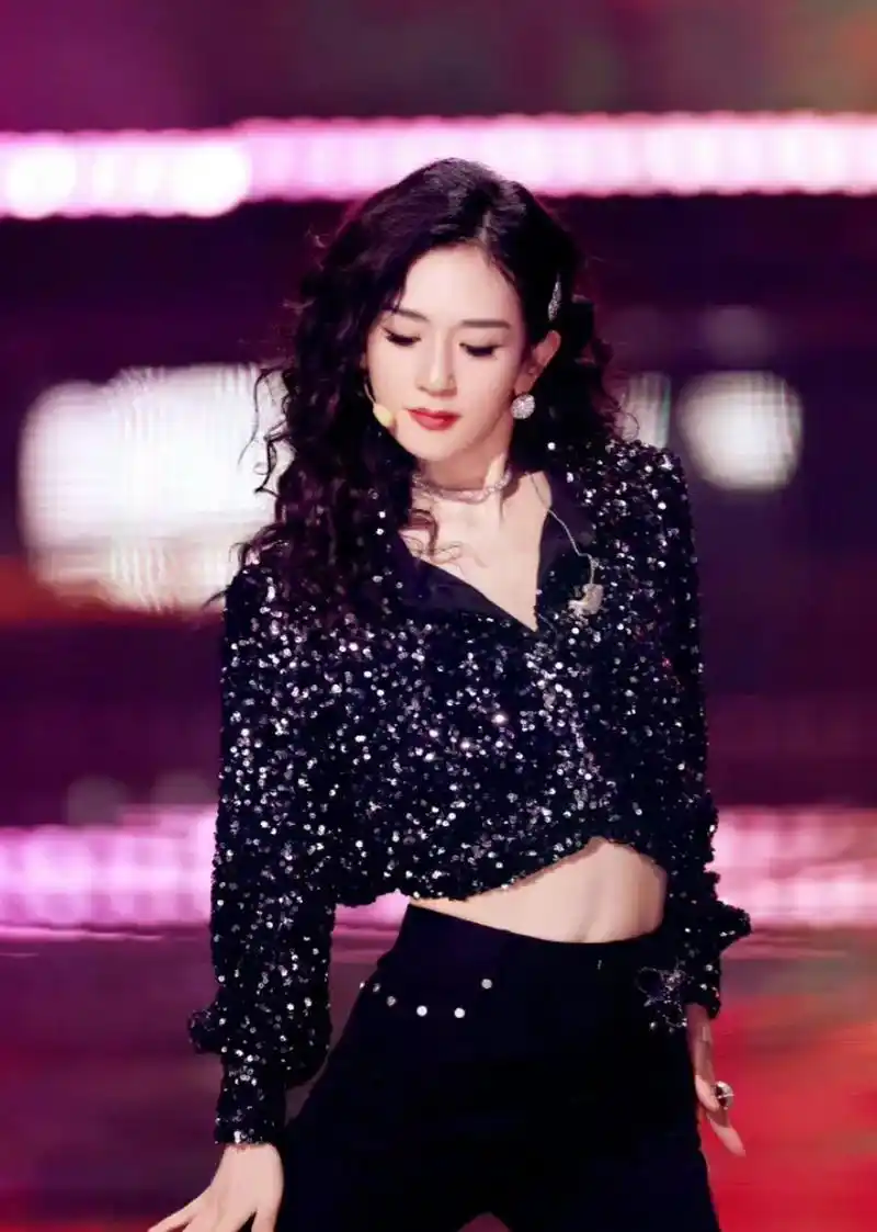 谢娜生过三个孩子还能保持马甲线和完美身材,这是天生的优越基因还是