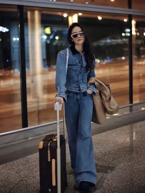 原创刘亦菲机场惊艳亮相巴黎时装周的焦点猫眼墨镜下的时尚女神