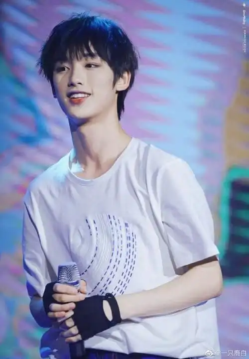 性感喉结在线索命#丁程鑫的喉结好性感,成年人越来越man了～@时代