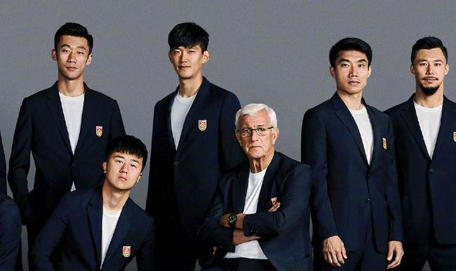 男模队!国足西装大合照发布 里皮携弟子帅气出镜