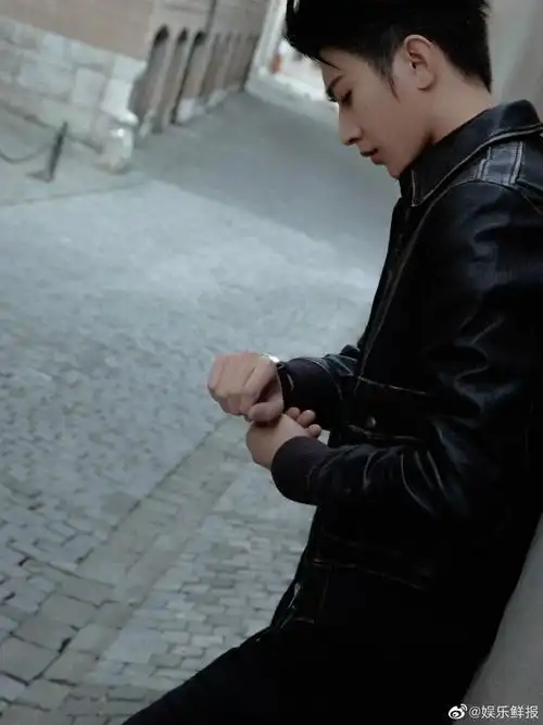 蔡徐坤晒湖边背影照##蔡徐坤海边随拍