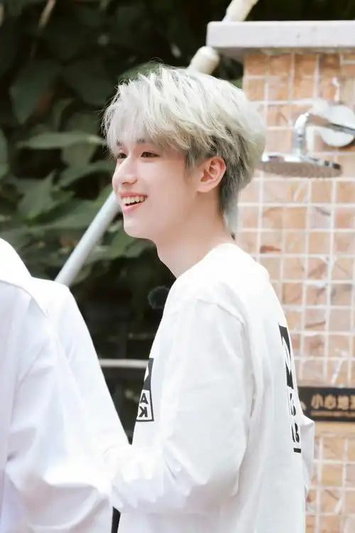 严浩翔最新花絮照96,帅帅气气,笑得好开心!_高清图集_新浪网