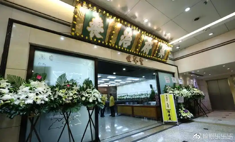 墓地,且骨灰格非常的昂贵,现任妻子侯珊燕长居于大马,所以吴孟达的