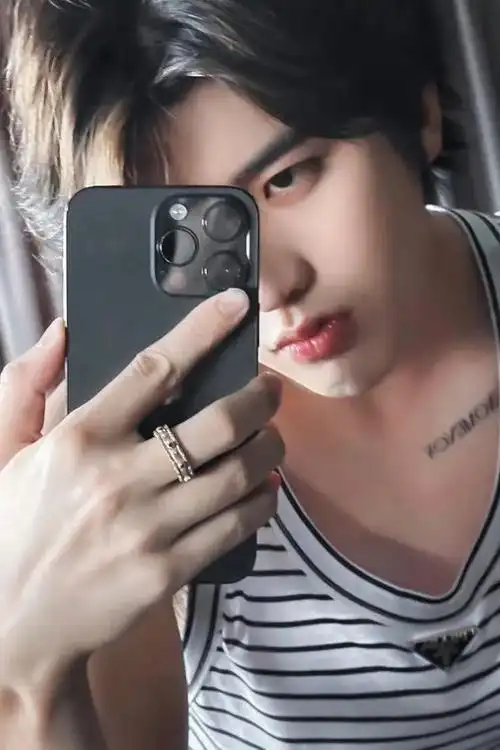 蔡徐坤自拍06迷晕我了06 今年好多自拍啊!还经常分享日常! - 抖音