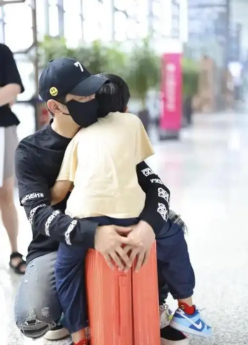 黄晓明携儿子一同出行的照片曝光后,baby强大的基因令众人惊叹.