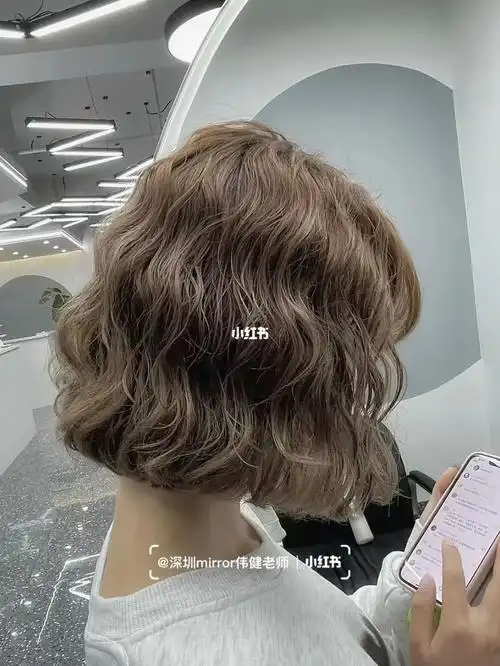 短发尴尬期必备烫发,洋气十足的法式蛋卷头