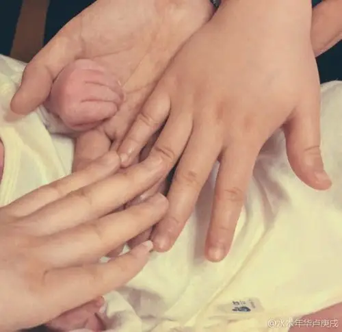 他开心对妻子儿子表示"一生有你"!发文报喜称:"儿子的人生开机了.