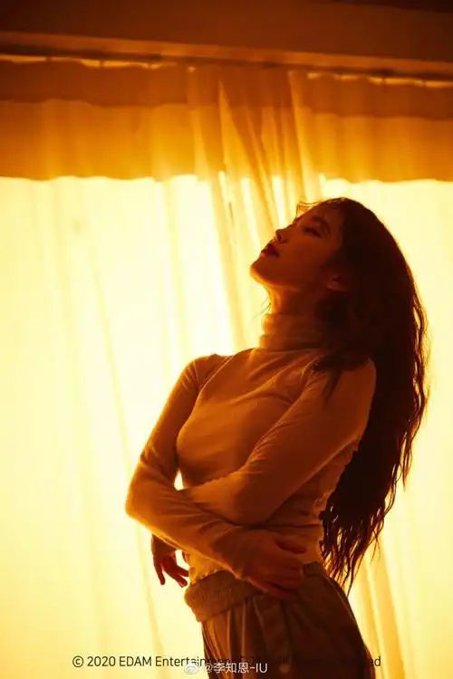 iu身着碎花长裙 夏季必备单品