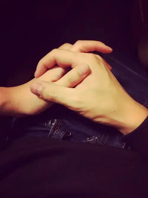 就这样十指紧扣 不离不弃