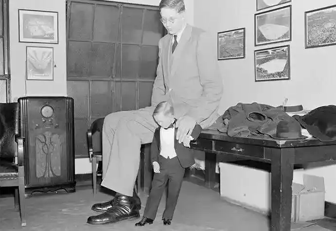 无人能打破的世界纪录,身高2.72米,巨人的背后尽是忧伤