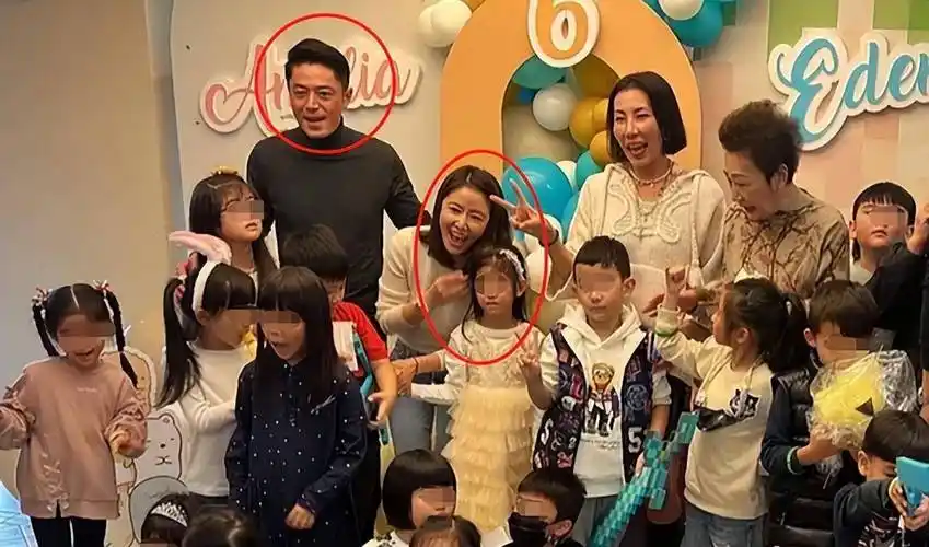 林心如和霍建华的女儿小海豚,酷似哪明星,调皮可爱模样引发热议_五官