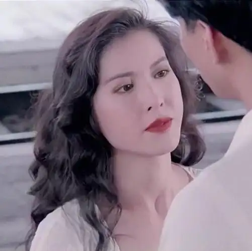 2003年,李婉华在亚视拍完喜剧《8号巴士站站情》之后便正式息影,如今