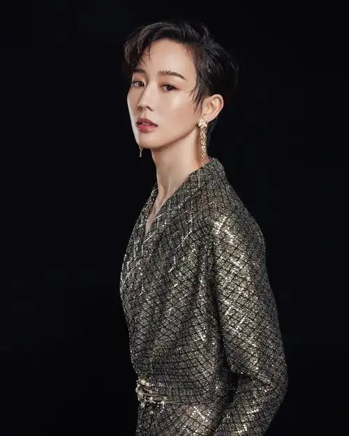 张钧甯亮相台北电影奖颁奖典礼 率性优雅展现酷飒风格