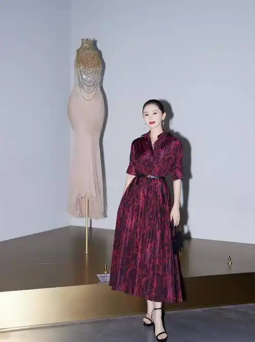 "王子文"身材娇小穿衣却大胆,抹胸配包臀裙,苗条的身材太绝了_时尚