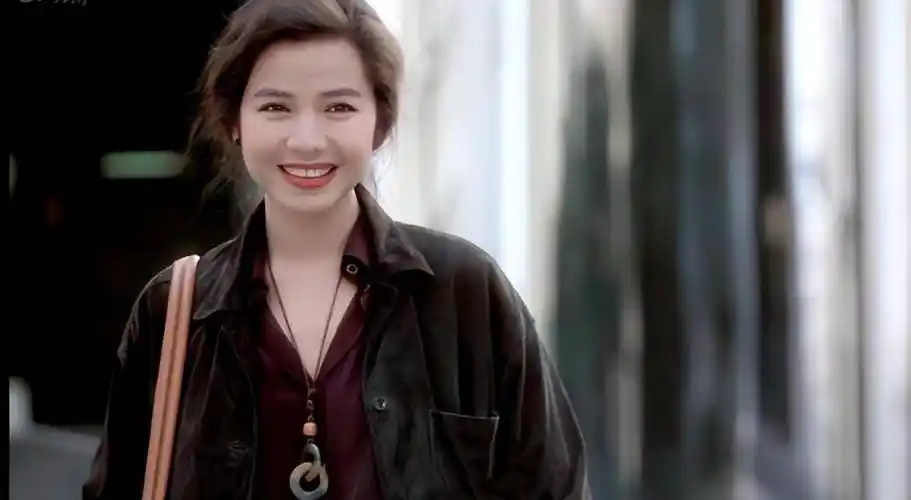 早期她和张国荣,周润发饰演的《纵横四海》至今都让人回味.