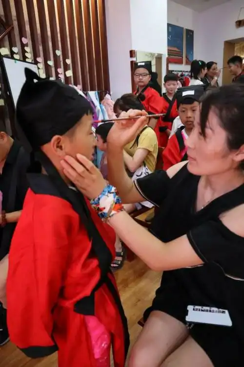 家长为孩子点朱砂,开智