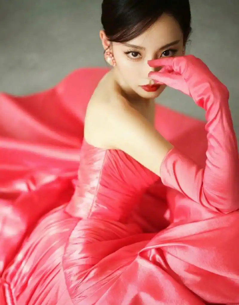 青春靓丽,性感妩媚的#张嘉倪# ,一袭粉色抹胸礼裙,肤白貌美的容颜