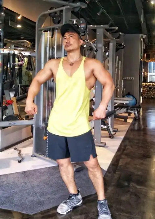 吴京私教曝光!中国顶级私教霸气胸肌,简直荷尔蒙爆棚!_健身