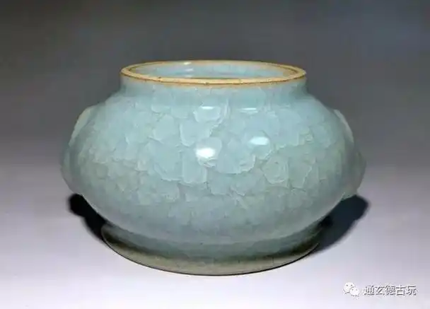 冰裂纹瓷器是一种中国传统的瓷器,它的制作工艺相当独特.