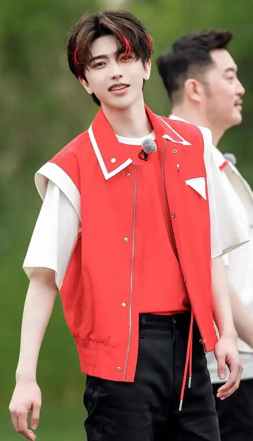 奔跑吧最新路透照曝光蔡徐坤造型痞帅范十足