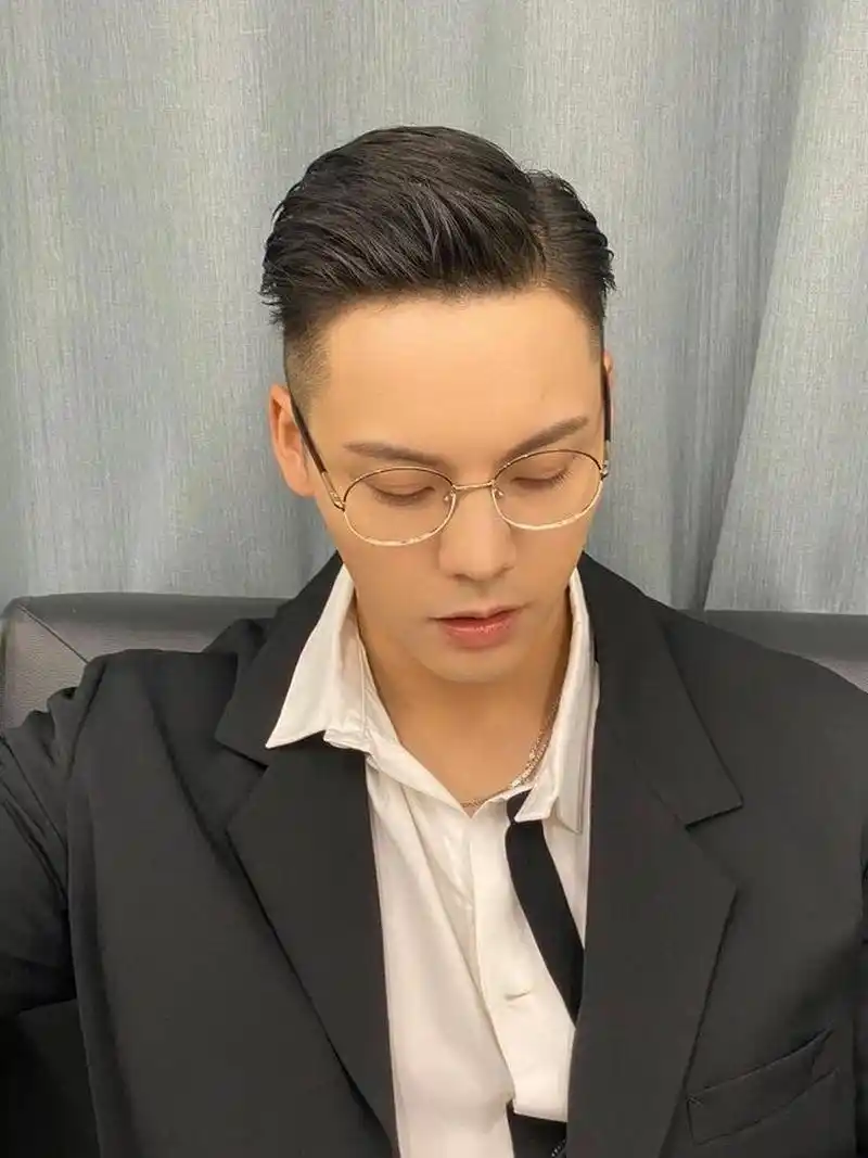 陈伟霆的雅痞油头发型 斯文又坏坏的两种反差 👍 拿捏的死死的 一点