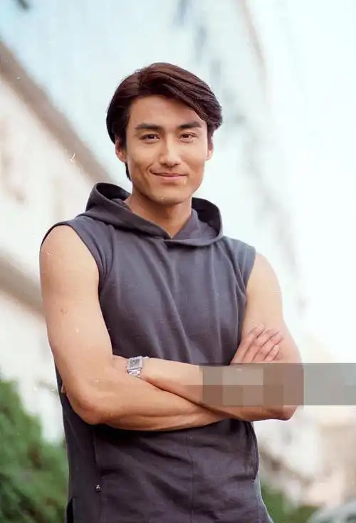 胡兵17年前旧照公开,留一头长发被赞"高级脸",真不愧是男神